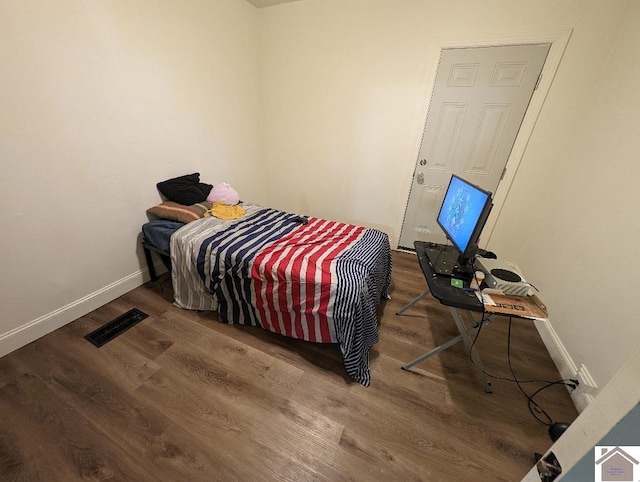922 S 27th St, Paducah, KY 42003 - bedroom featuring wood finished floors and baseboards