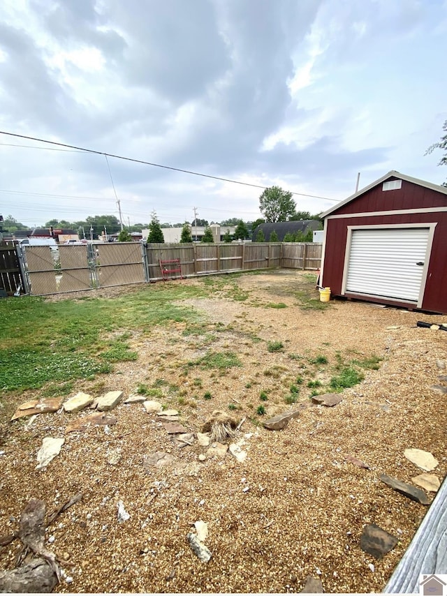 1722 Jefferson St, Paducah, KY 42001 - view of yard featuring an outbuilding