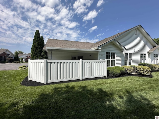 2492 Lakewood Dr, Paducah, KY 42003 - back of property featuring a yard