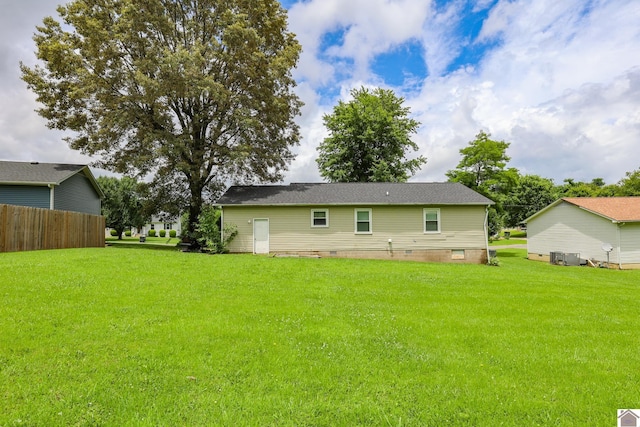 1040 Weda Cir, Mayfield, KY 42066 - back of house featuring crawl space