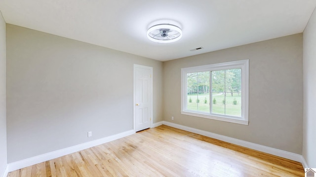 700 S 16th, Murray, KY 42071 - unfurnished room with wood finished floors and a ceiling fan