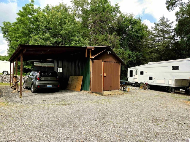 1040 Shine Ln, Cadiz, KY 42211 - view of outdoor structure with a carport and gravel driveway