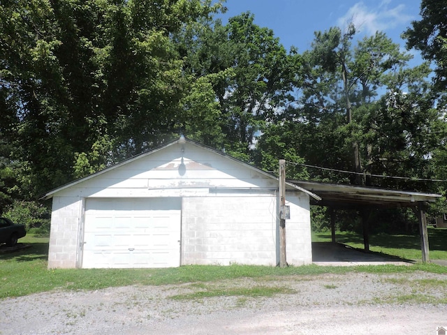 517 Milliken Rd, Paducah, KY 42003 - garage with a garage