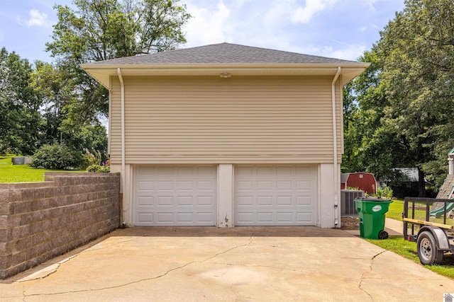 1333 Fairway Cir, Mayfield, KY 42066 - garage featuring driveway