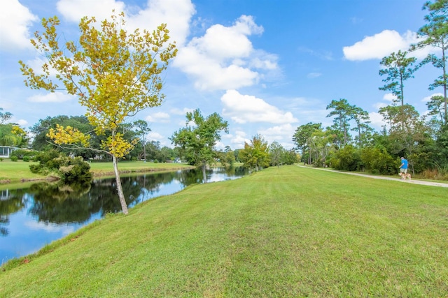 view of yard featuring a water view