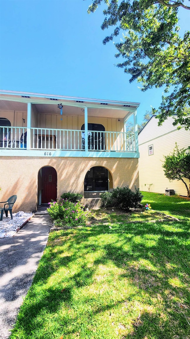 view of front facade with a front lawn