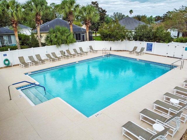 581 Boxwood Pl, Saint Augustine, FL 32086 - community pool featuring a patio