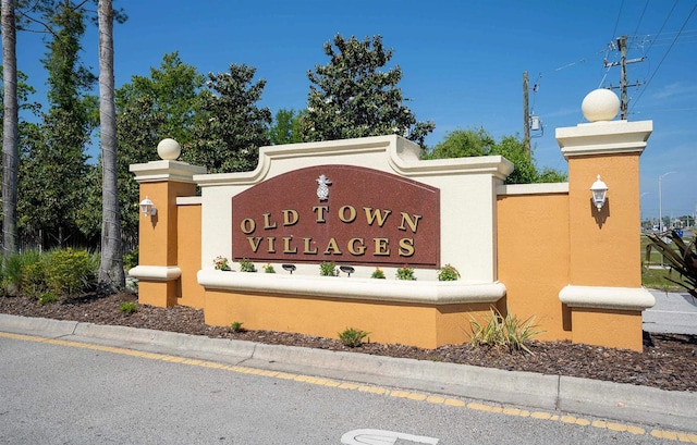 view of community / neighborhood sign