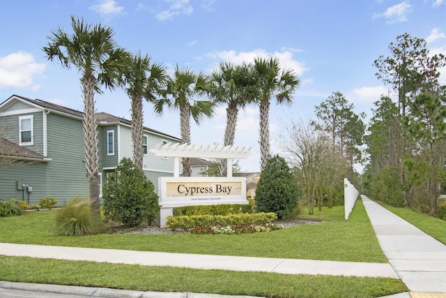 community / neighborhood sign featuring a lawn