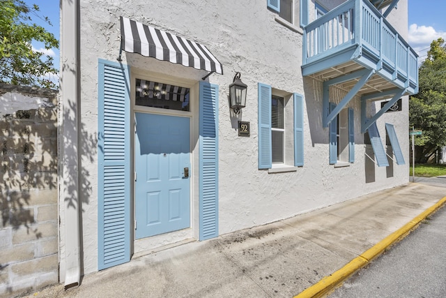 property entrance featuring a balcony