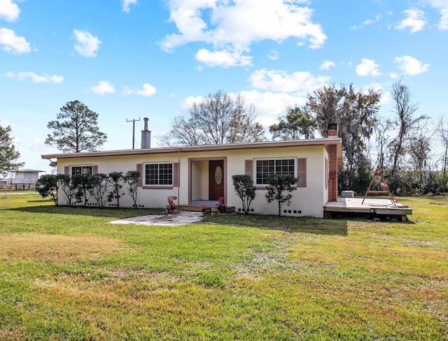 view of front of house featuring a deck and a front yard