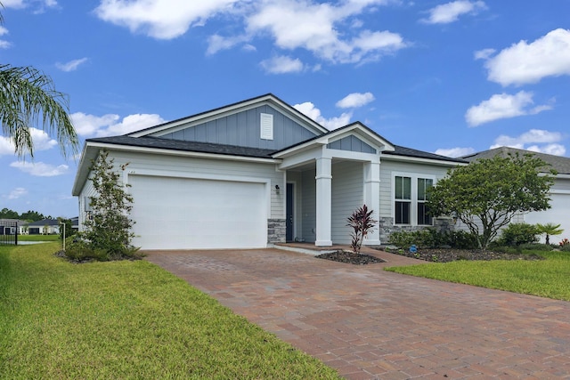 view of front facade featuring a front lawn and a garage