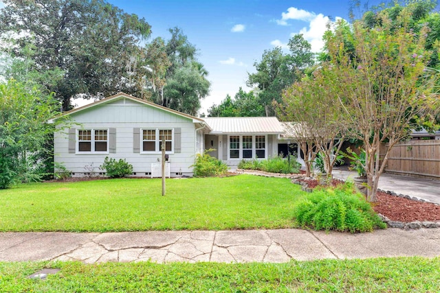 single story home featuring a front lawn