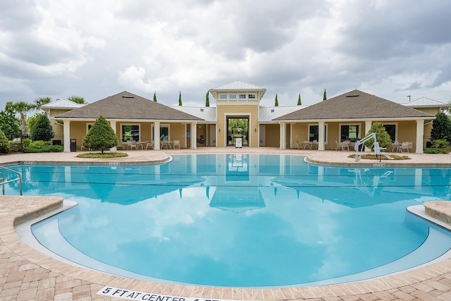 2730 Oak Stream Dr, Green Cove Springs, FL 32043 - community pool featuring a patio