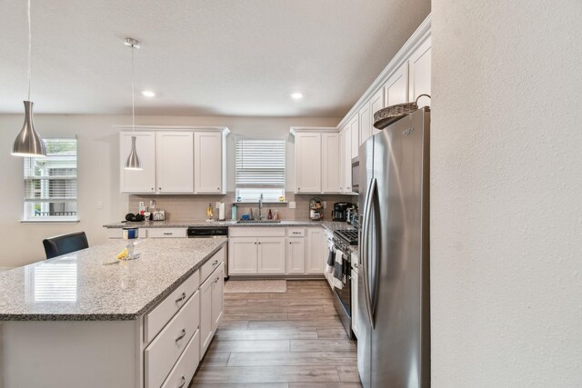 182 Myrtle Oak Ct, Saint Augustine, FL 32092 - kitchen with appliances with stainless steel finishes, white cabinetry, a sink, a kitchen island, and recessed lighting