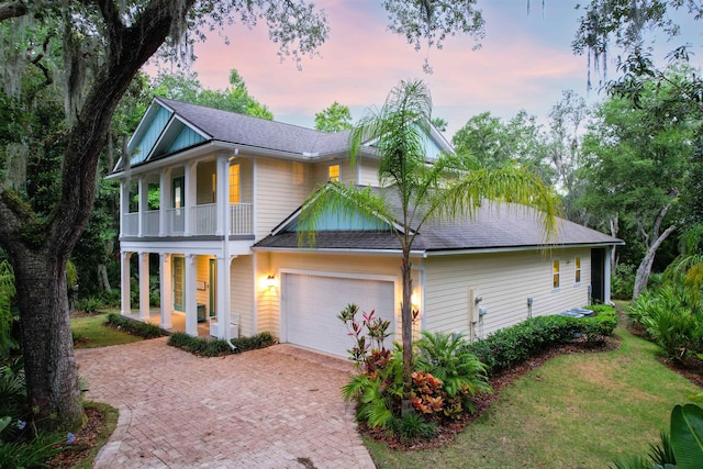 view of front of property featuring a balcony