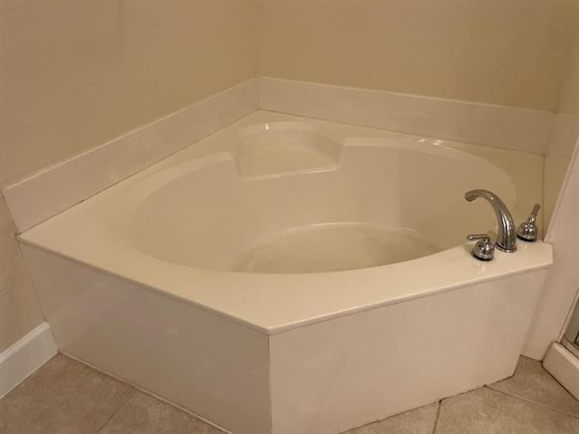 623 Shores Blvd, Saint Augustine Shores, FL 32086 - bathroom featuring tile patterned floors and a washtub