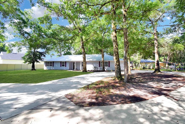 885 Wildwood Dr, Saint Augustine, FL 32086 - ranch-style house with concrete driveway
