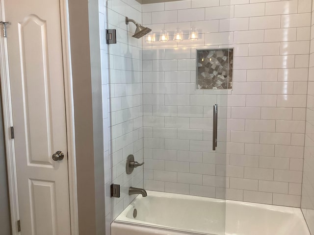 bathroom with tiled shower / bath