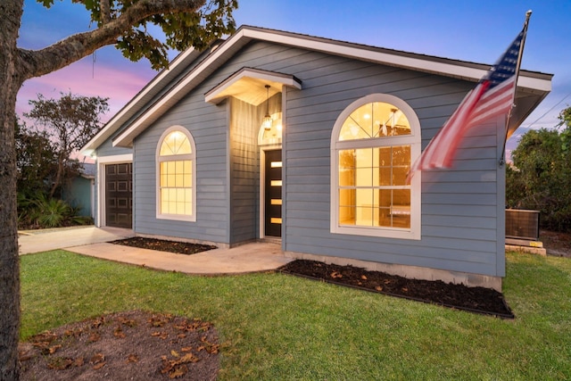 view of front of property with a yard