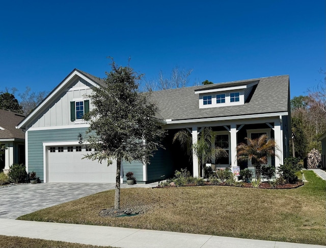 view of front of property featuring a porch and a front yard