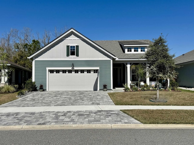 view of front of home featuring a front lawn and a garage