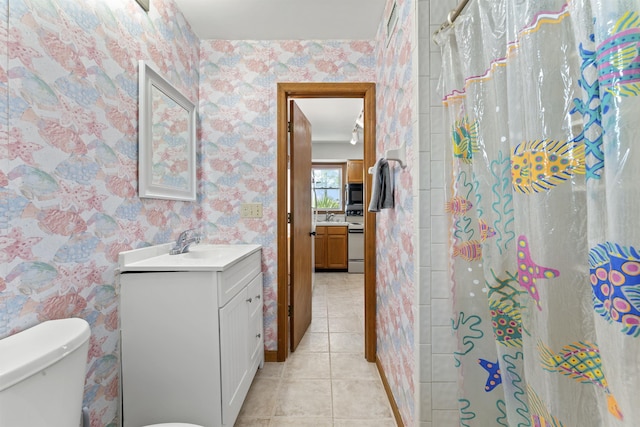 full bathroom featuring a shower with shower curtain, toilet, vanity, tile patterned flooring, and wallpapered walls