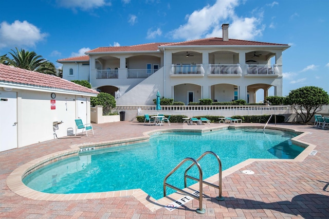 view of swimming pool with a patio and ceiling fan