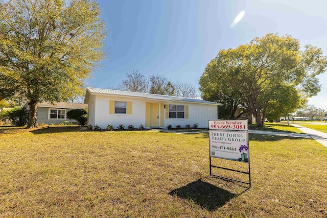 view of front of home featuring a front lawn