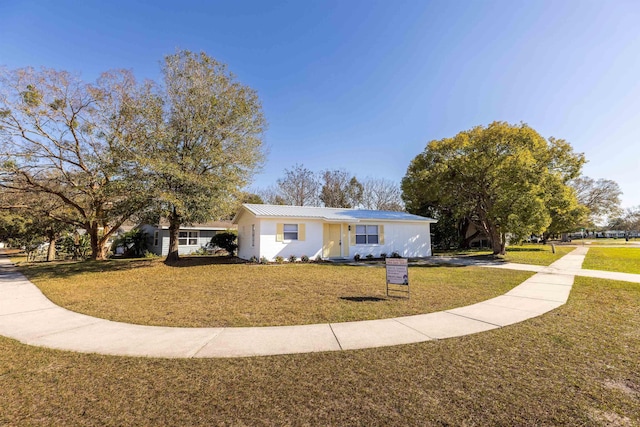 view of front of house featuring a front yard