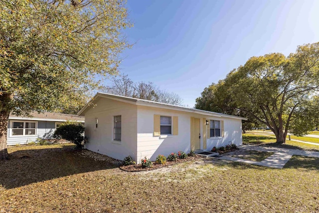 view of front of house featuring a front lawn