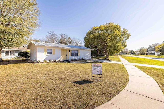 single story home featuring a front lawn