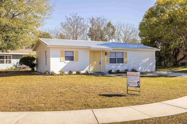 ranch-style home with a front yard