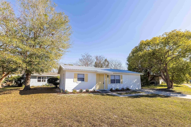 single story home featuring a front yard