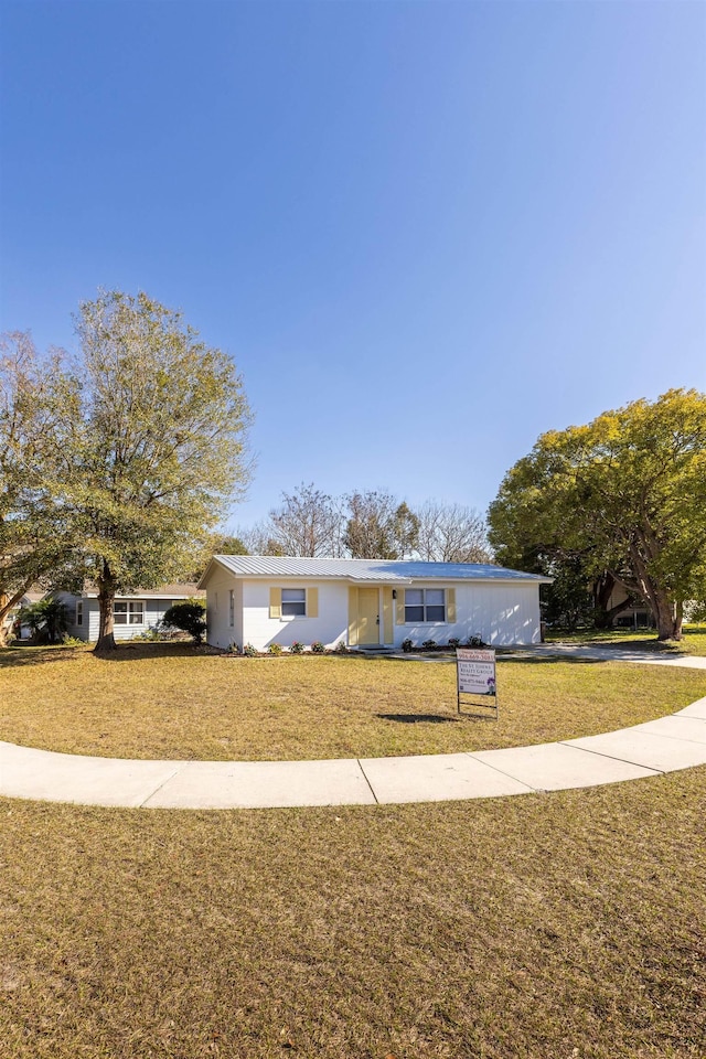 view of front of house featuring a front lawn