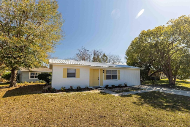 view of front of home with a front yard