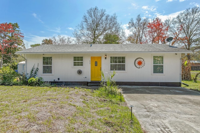 ranch-style house featuring a front yard