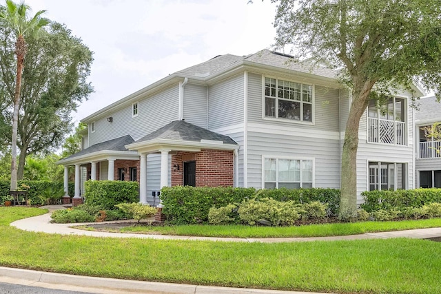 view of front of home featuring a front yard