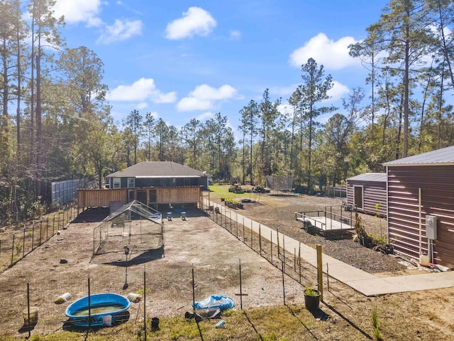 view of yard with an outbuilding