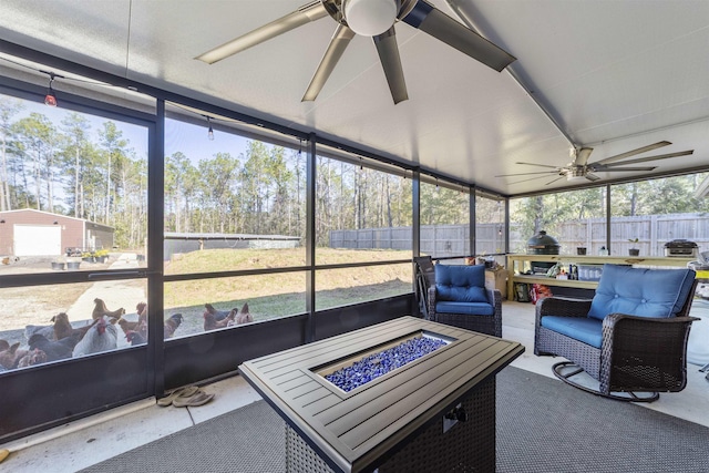 sunroom with ceiling fan