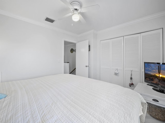 bedroom featuring crown molding, ceiling fan, and a closet