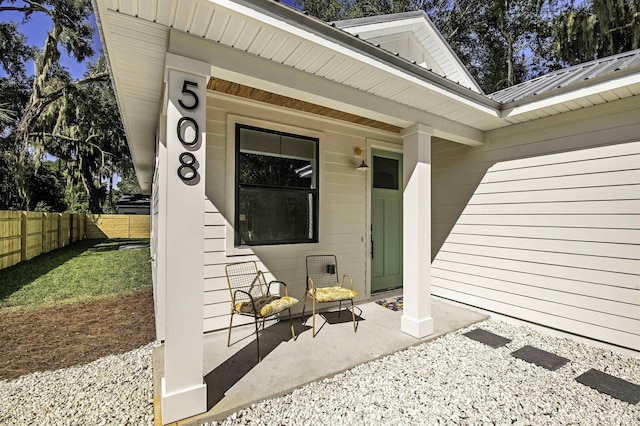 property entrance featuring a porch