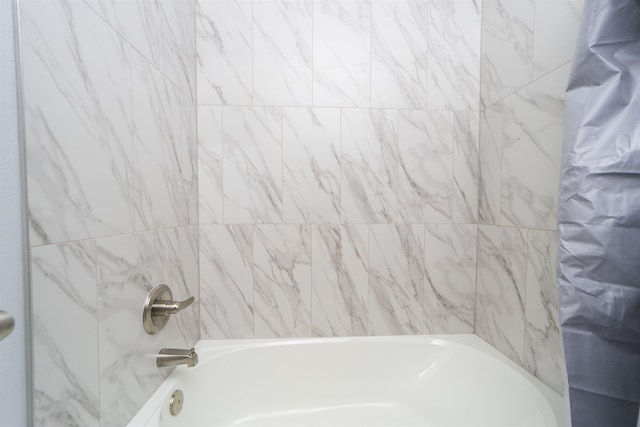 bathroom featuring tiled shower / bath combo