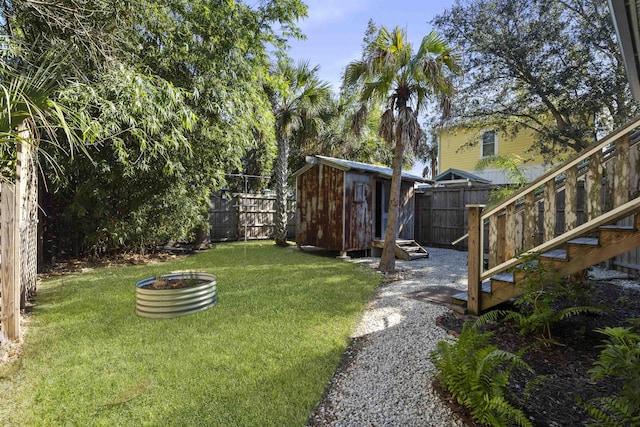 view of yard featuring a storage shed