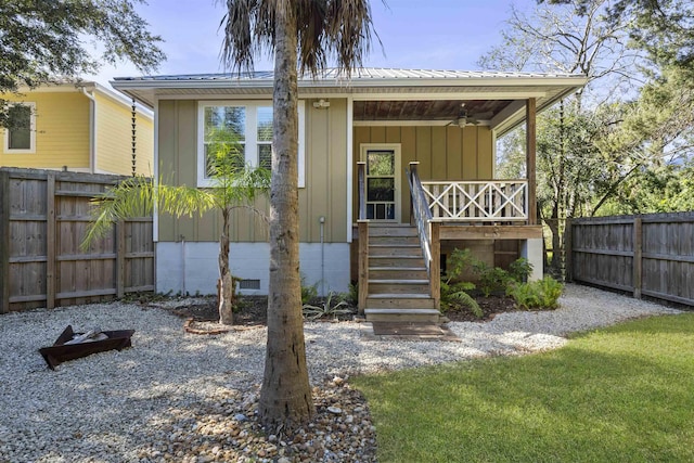 view of front of home featuring ceiling fan