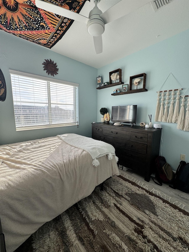 bedroom with ceiling fan