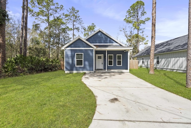 view of front facade featuring a front lawn