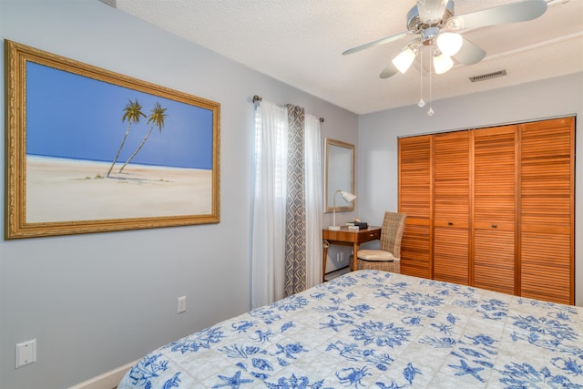 bedroom with ceiling fan, a textured ceiling, and a closet