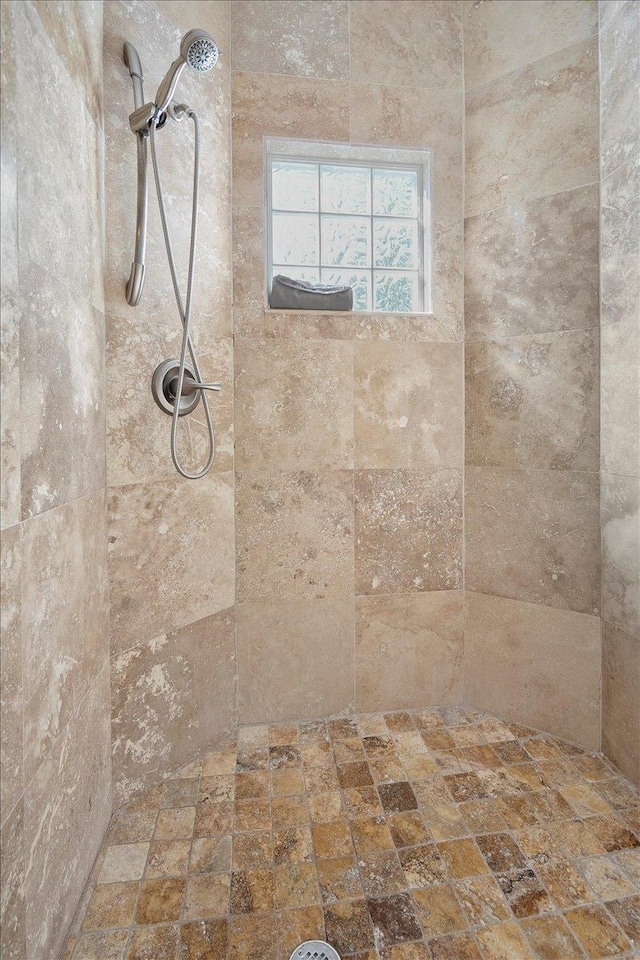 details featuring a tile shower