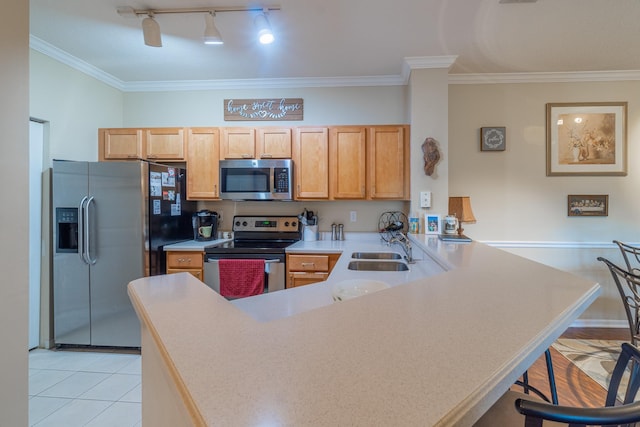 kitchen featuring a kitchen breakfast bar, stainless steel appliances, kitchen peninsula, ornamental molding, and sink